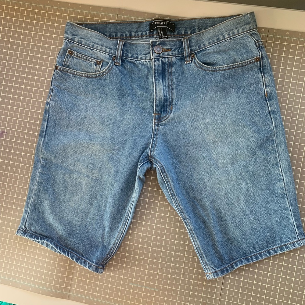 Men’s Forever 21 denim shorts size 33